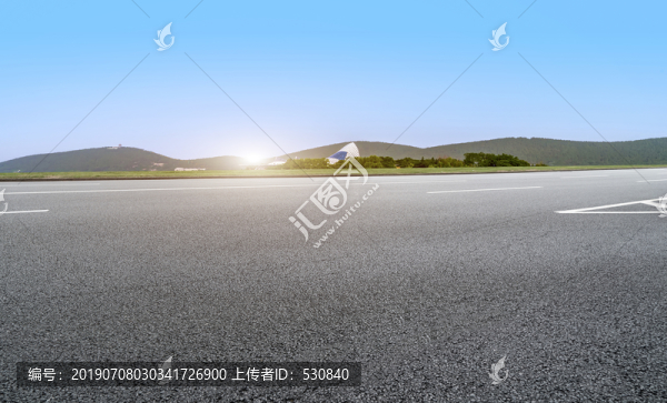 瀝青路面和遠山湖泊