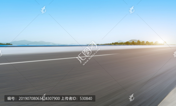 道路地面和遠(yuǎn)山湖泊