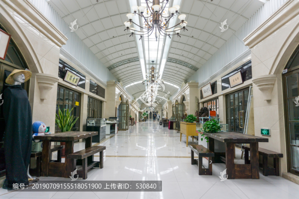 商場(chǎng)內(nèi)景