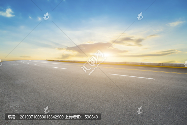 公路彎道和天空云彩