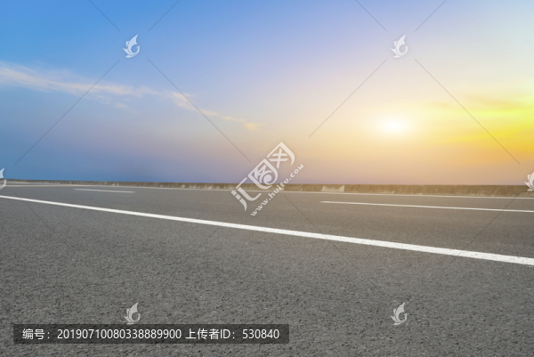 路面天際線和天空云彩