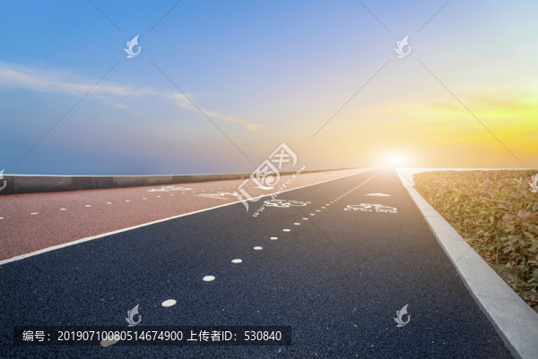 道路景觀和天空云彩