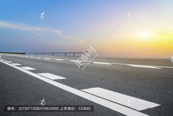 路面天際線和云彩晚霞