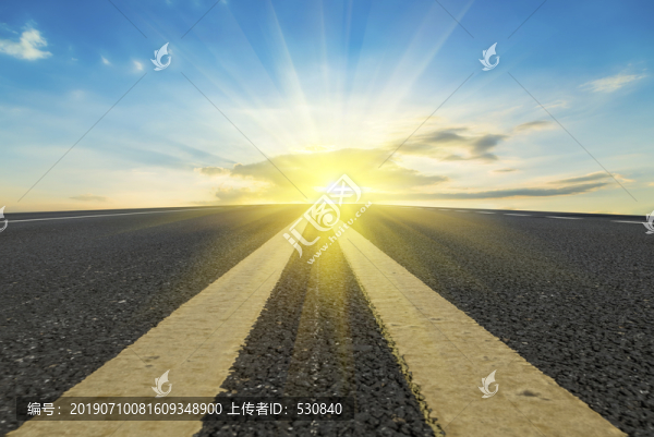 瀝青路面雙黃線和晚霞云彩