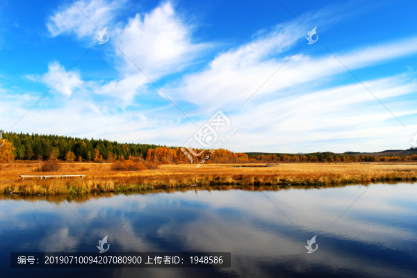 藍天下的湖景