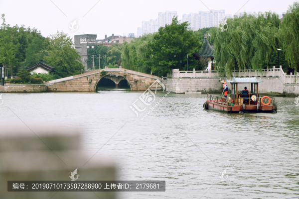 護(hù)城游船