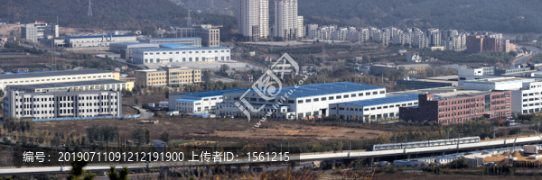 工業(yè)廠房和輕軌快車