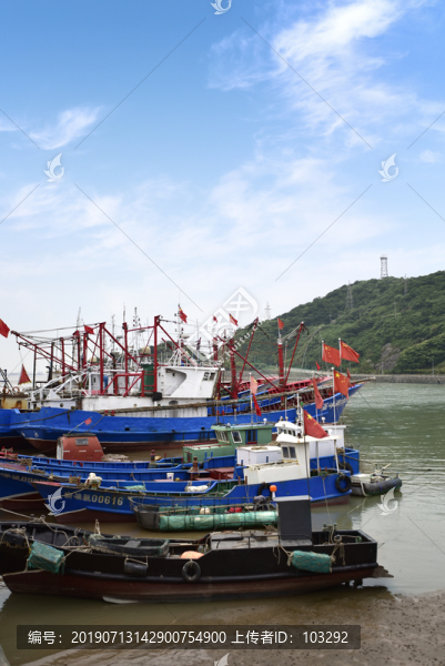 停靠岸邊的漁船