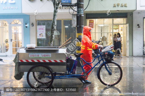 雨中的環(huán)衛(wèi)工人