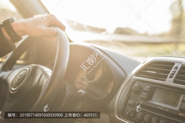 手握方向盤