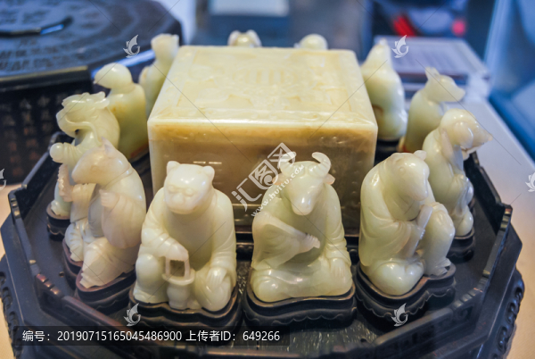 杏木盒白玉十二肖