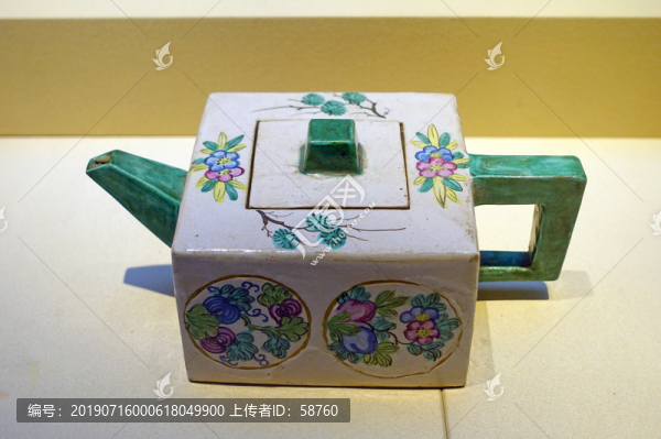 清代五彩釉紫砂方壺