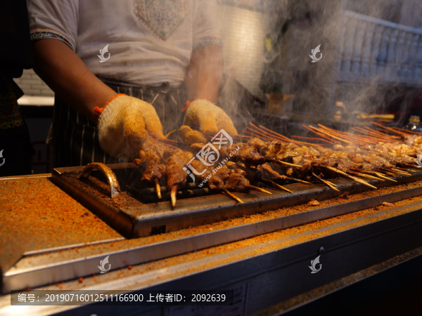 新疆街頭美食烤羊肉串
