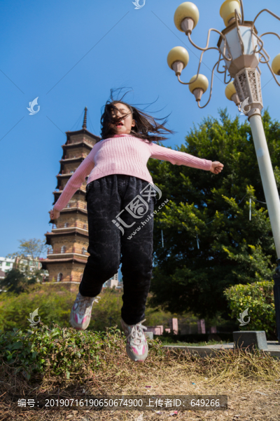 蹦跳的女孩