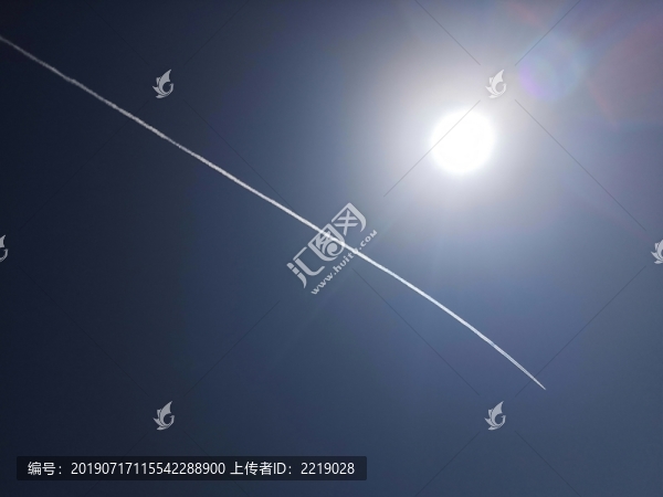 天空劃過飛機(jī)