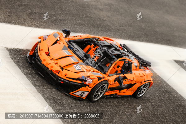 公路上的黃色積木賽車模型