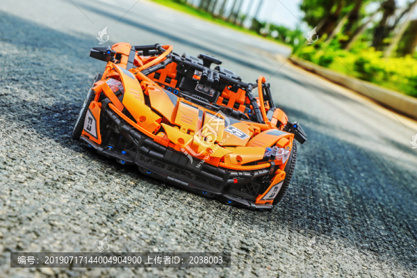 公路上的黃色積木賽車模型