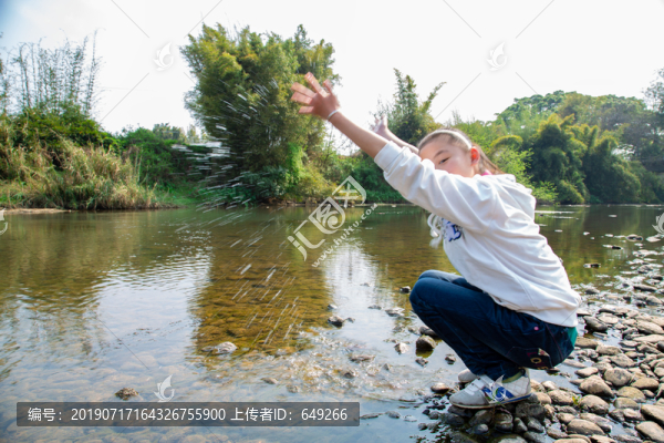 潑水