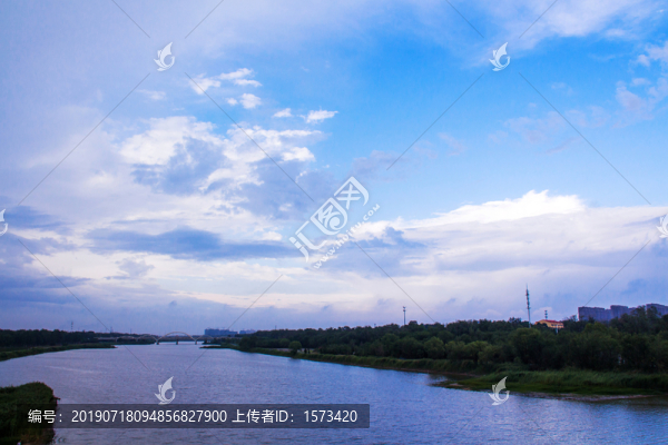 河岸風(fēng)光