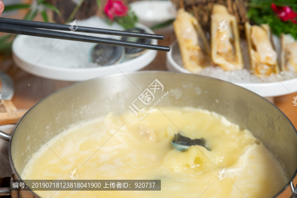 金湯花膠雞鍋