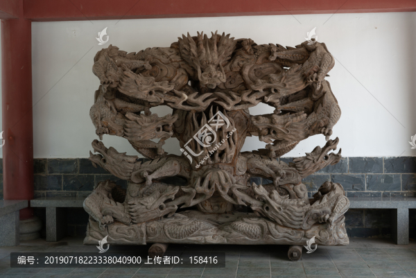 九頭龍木雕