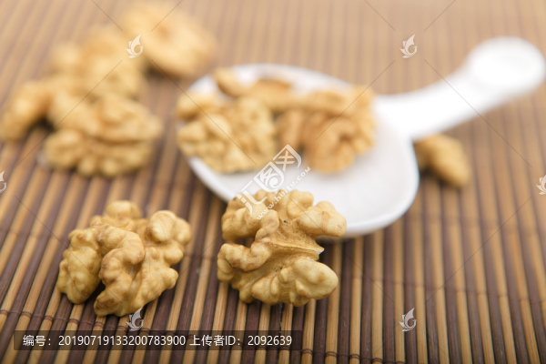 新疆紙皮核桃薄皮核桃特級