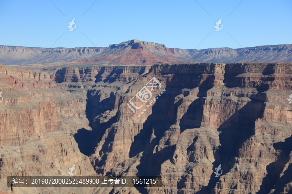 崇山峻嶺