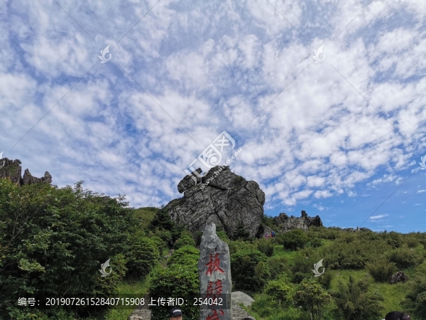 藍(lán)天白云山峰