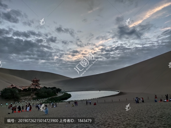 月牙泉