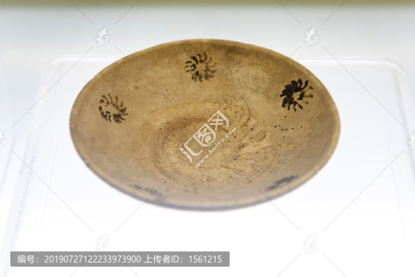 白釉褐花瓷盤