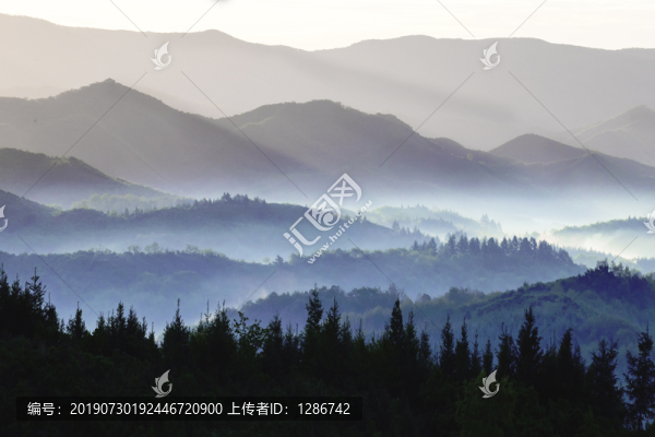 群山峻嶺
