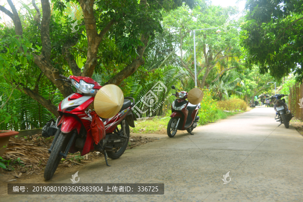 越南湄公河畔鄉(xiāng)村小路上的摩托車