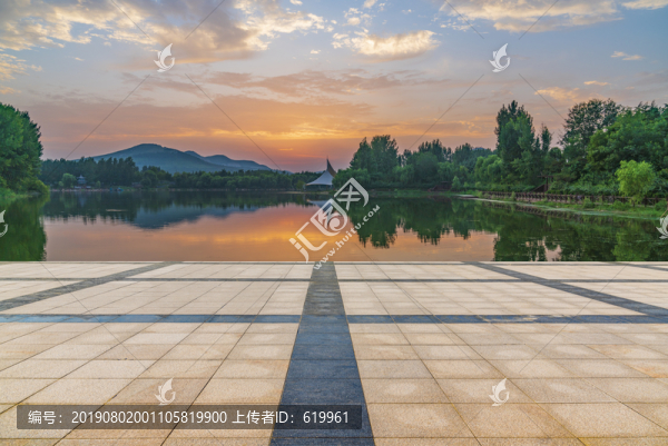 前景路面背景彩霞湖景