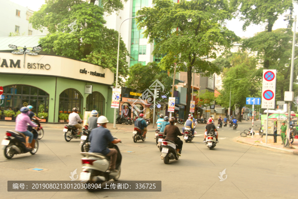 越南胡志明市行駛的摩托車(chē)