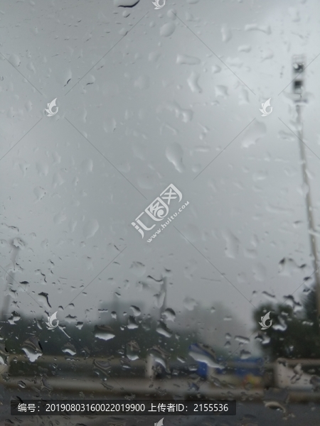 玻璃上的雨滴