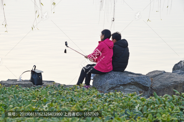 湖邊自拍合影