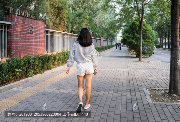 女青年背影