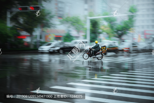 雨中快遞哥