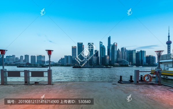 上?，F(xiàn)代建筑辦公大樓
