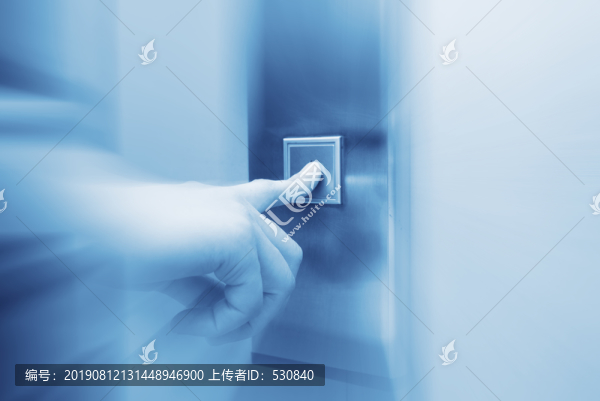 手指按電梯按鈕