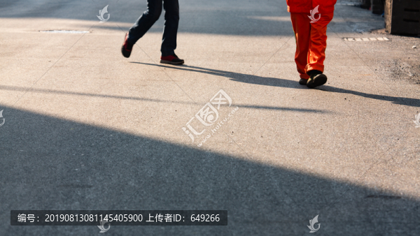 腳步匆匆