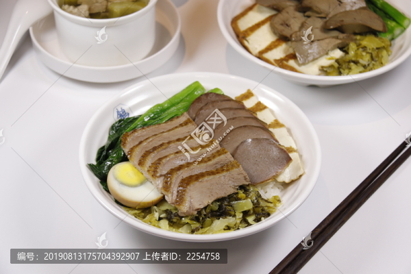 鹵水鵝肉拼鵝胗飯
