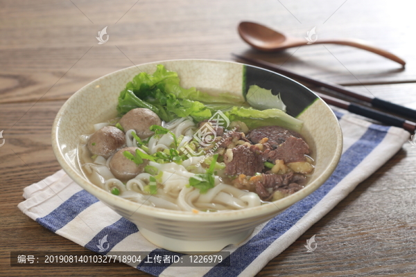 丸鮮牛肉湯河粉