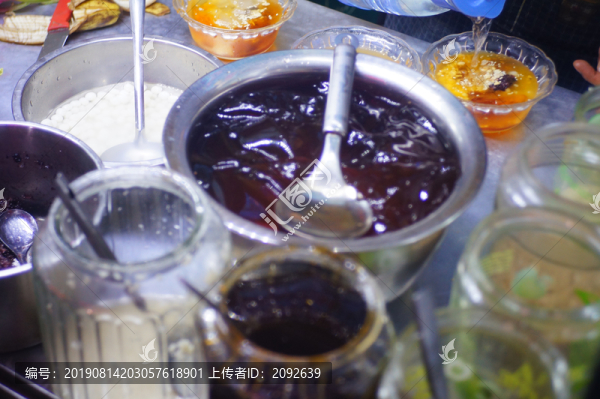 冰粉龜苓膏芋圓涼蝦