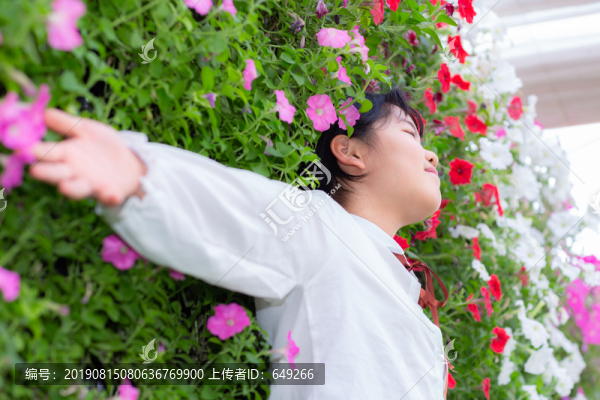 花叢中的女孩
