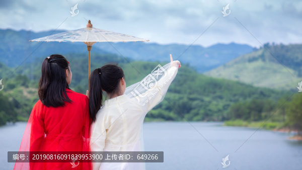 看風(fēng)景的古裝女孩