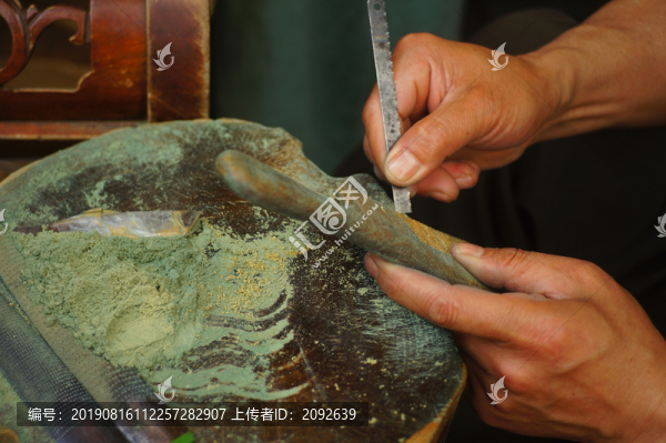 傳統(tǒng)手藝人制梳匠