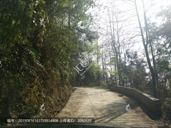 山村鄉(xiāng)間小路