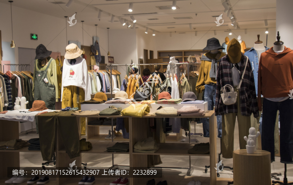 商場(chǎng)服裝區(qū)