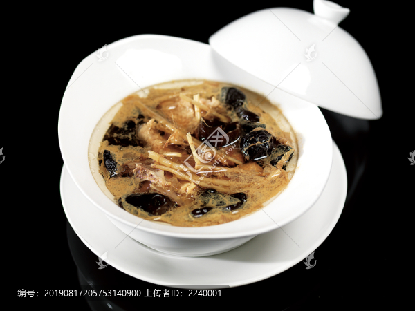 茅根黑木耳豬骨湯